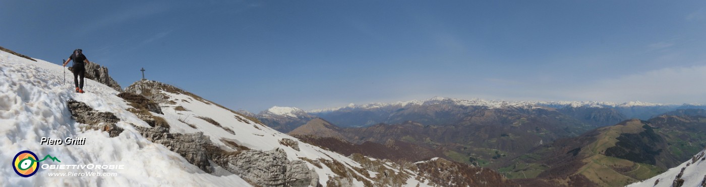 31 Siamo ormai in dirittura d'arrivo in vista della croce del Resegone....jpg
